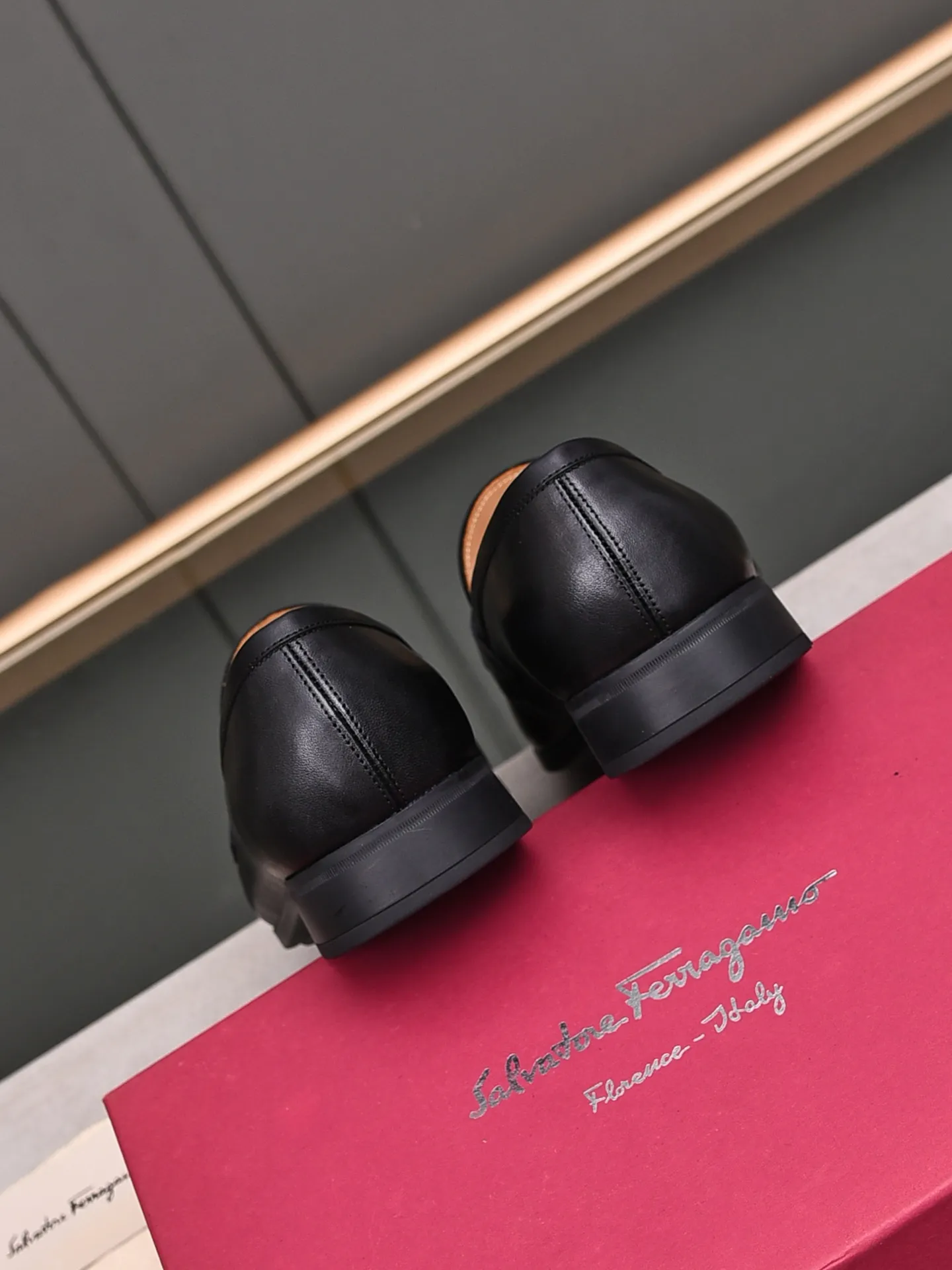 Factory: 250 [Original running volume quality] Brand: Ferragamo (Ferragamo) Size: Men's size 38/44 (45 can be customized) Grade: Same style as the official website High-end quality men's shoes Material: Original first-layer calfskin Water-dyed cowhide lining Original outsole Style category: Men's fashion formal business casual leather shoes Slip-on men's shoes high-top series Young fashion European and American trends British style Casual matching Comfortable feet